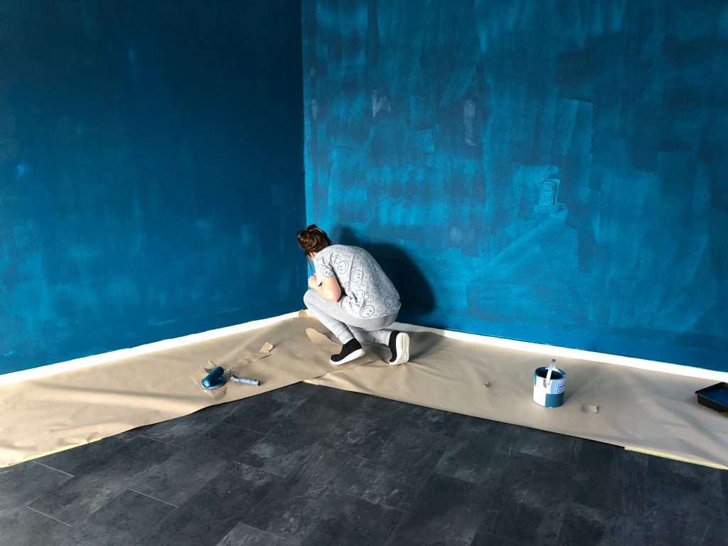 pintando paredes de un local