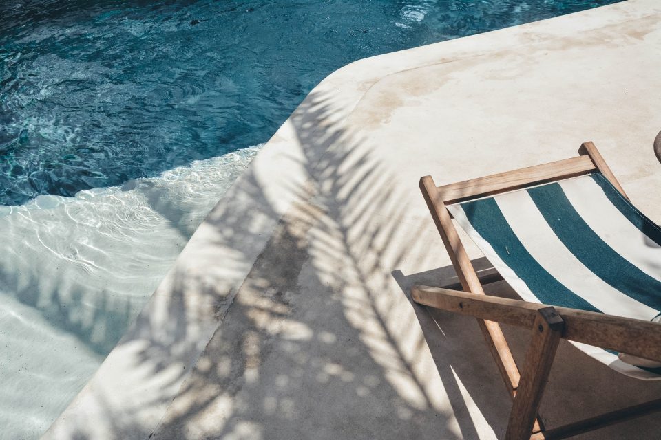 hamaca al lado de piscina