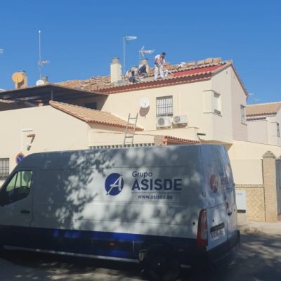 Grupo Asisde. Pintores pintando el tejado de una casa.